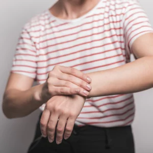 Application de la Hijama sur le poignet pour traiter le syndrome du canal carpien
